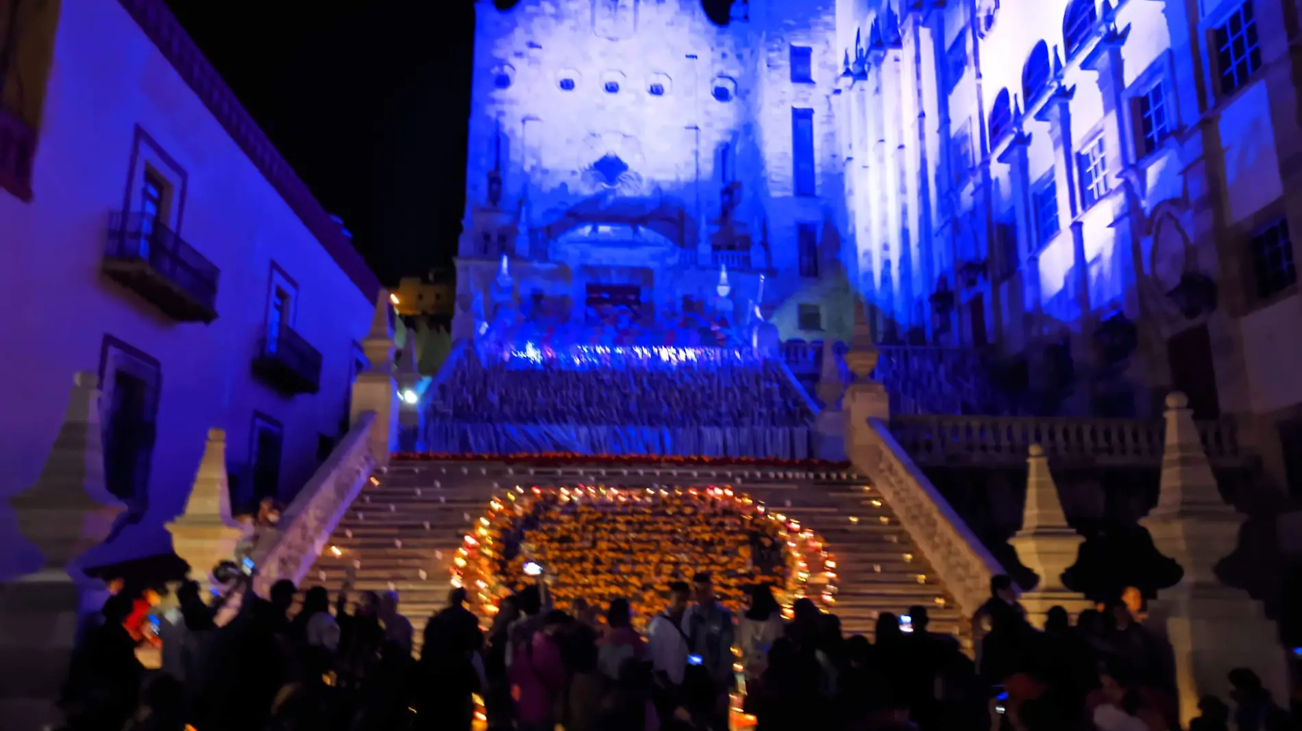 GUANAJUATO- UG ALISTA MONUMENTAL OFRENDA DE DIA DE MUERTOS  (1)